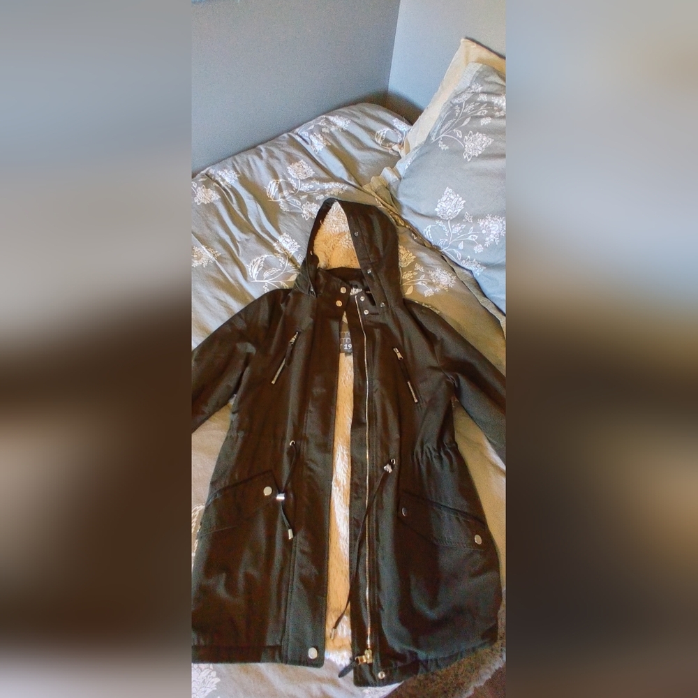 fleece lined winter jacket army green with zipper details. Zip up and button